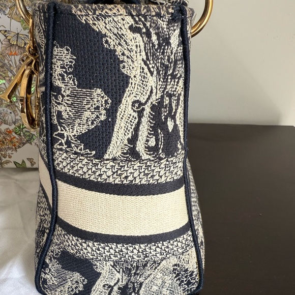 Medium Lady D-Lite Bag
Blue Toile de Jouy Reverse Embroidery - Picture 6 of 15